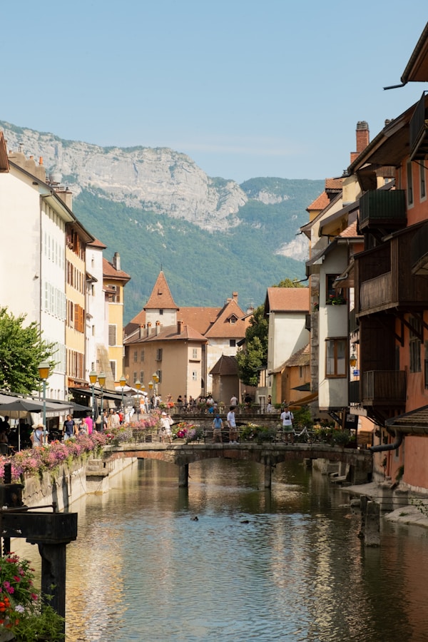 Canal fleuri de la vieille ville d’Annecy
