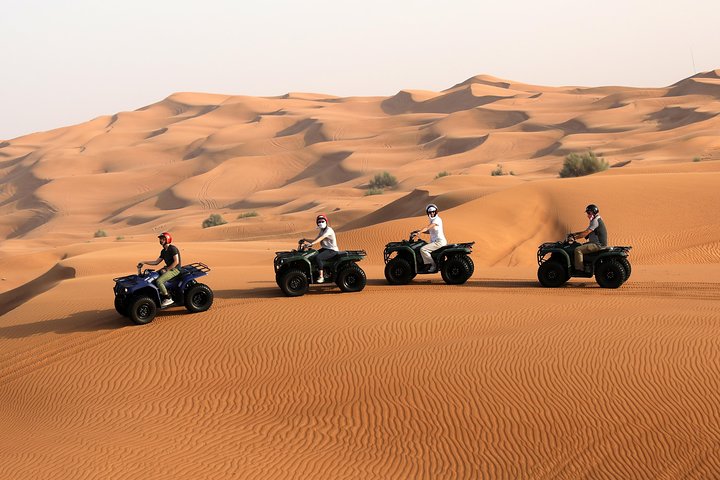 Quads dans les dunes du désert de Dubaï